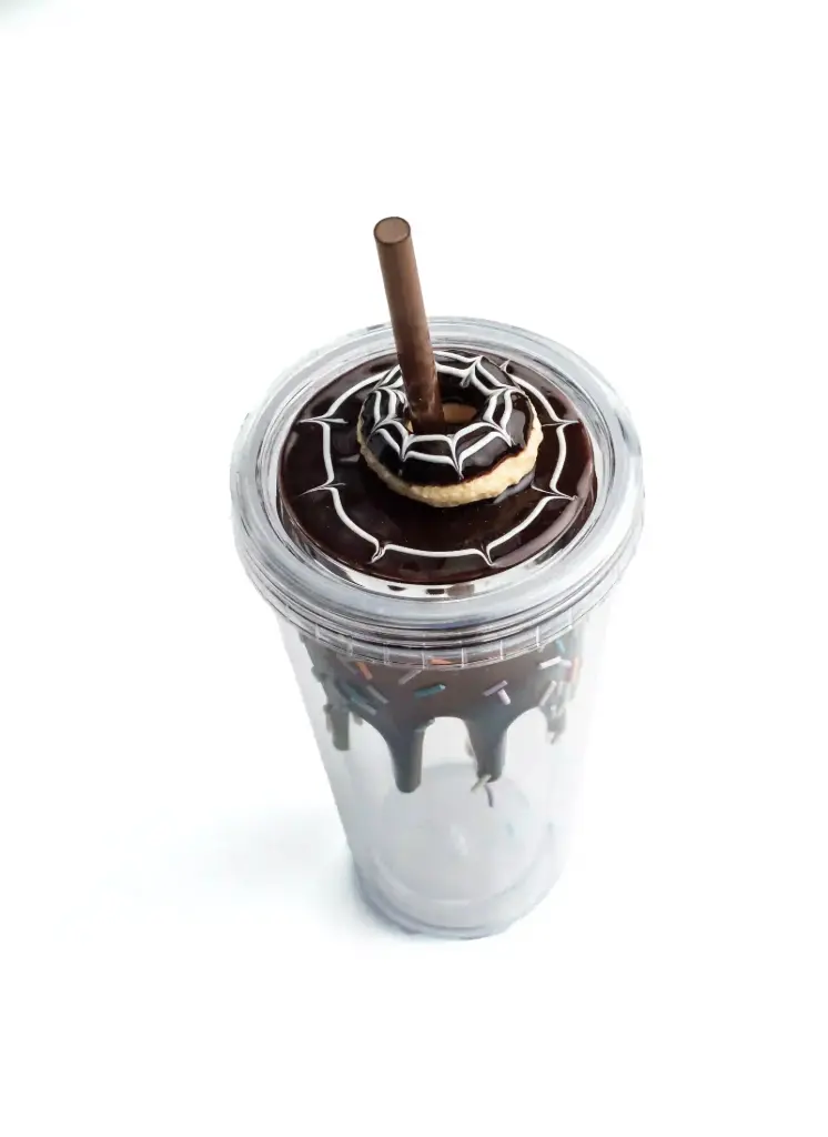 Một cái chai có ống hút